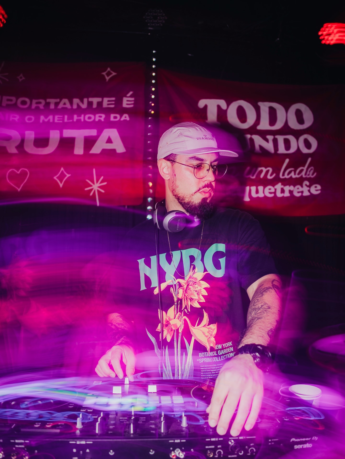 Skeeter mixando ao vivo neon