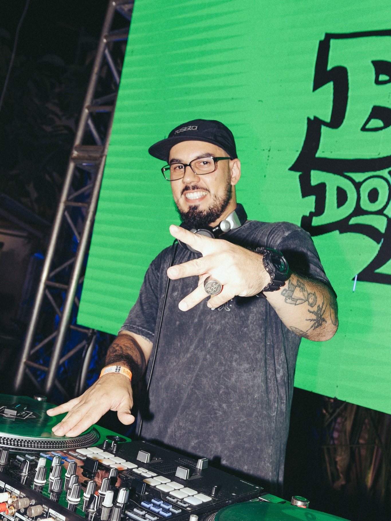 Skeeter ao vivo com gesto