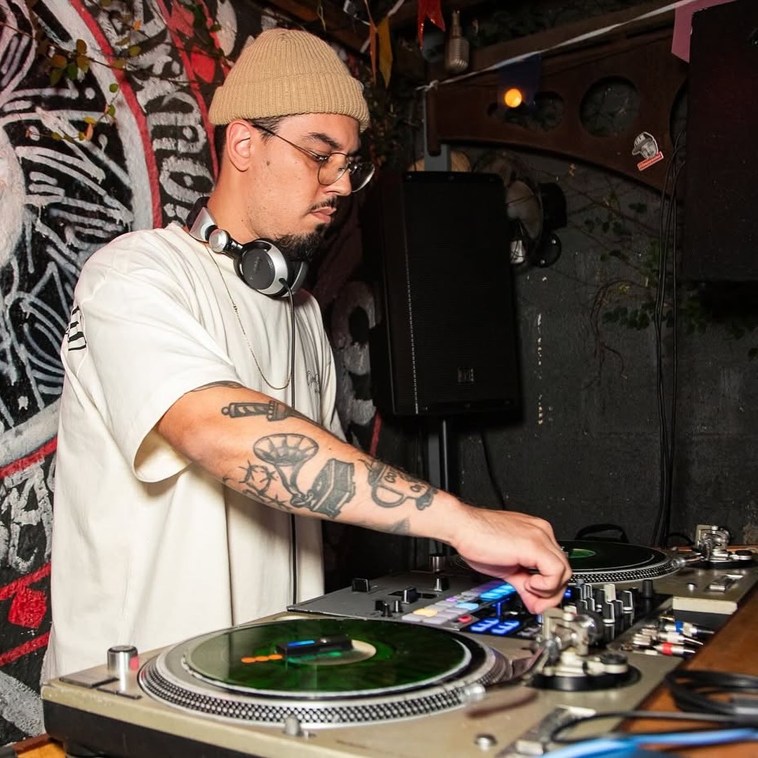 Skeeter manipulando toca-discos